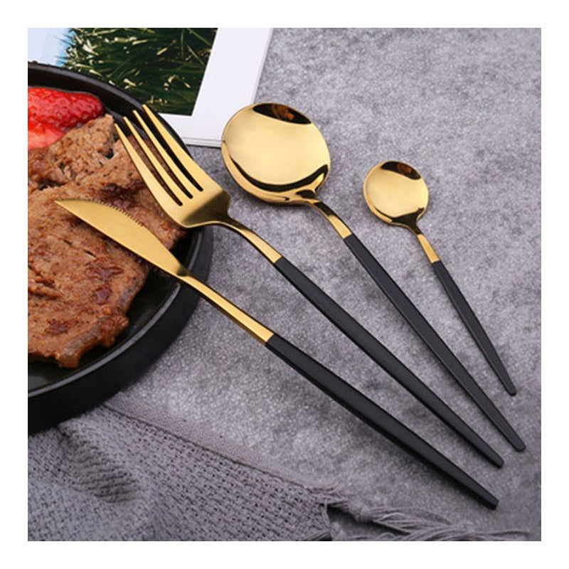 Set de 24 tacamuri, elegant si rafinat, cu un finisaj luxos, negru cu auriu