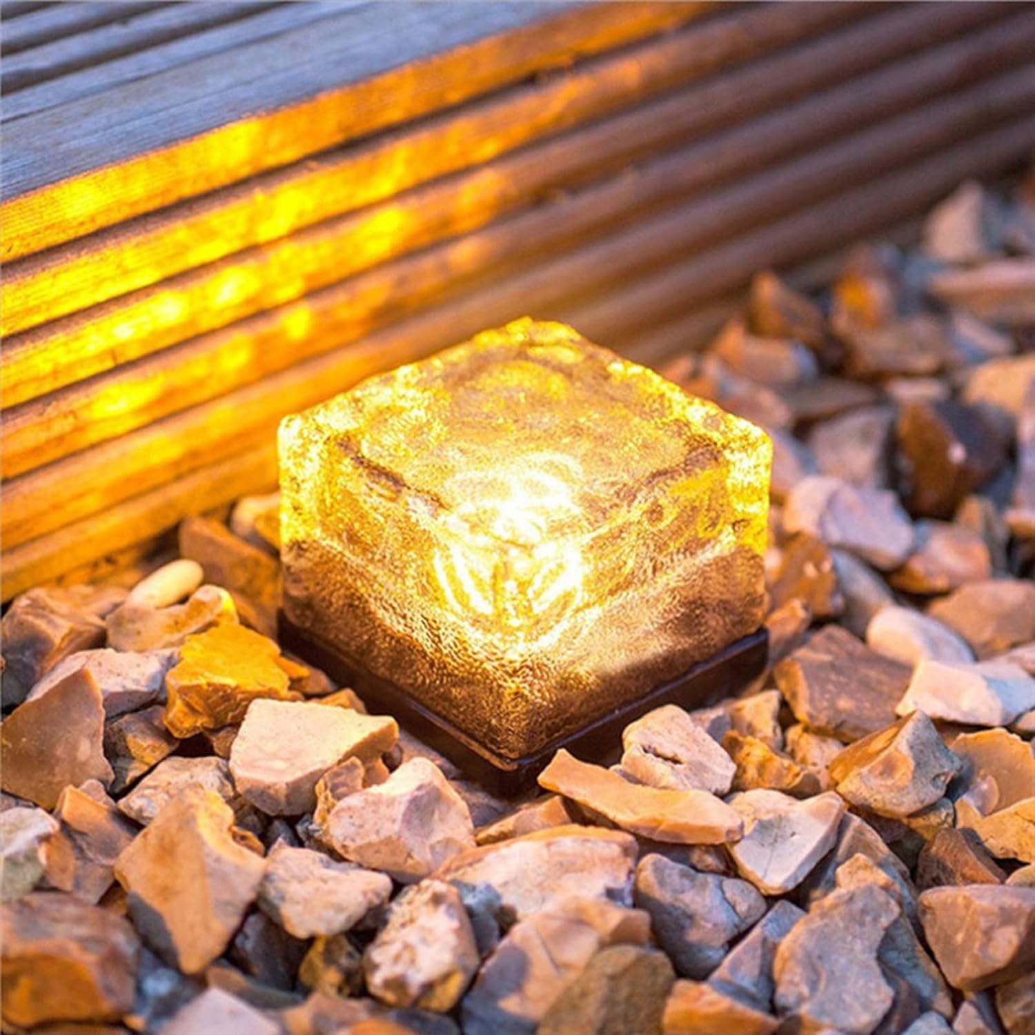Lampa LED solara  tip cub de gheata, rezistenta la apa