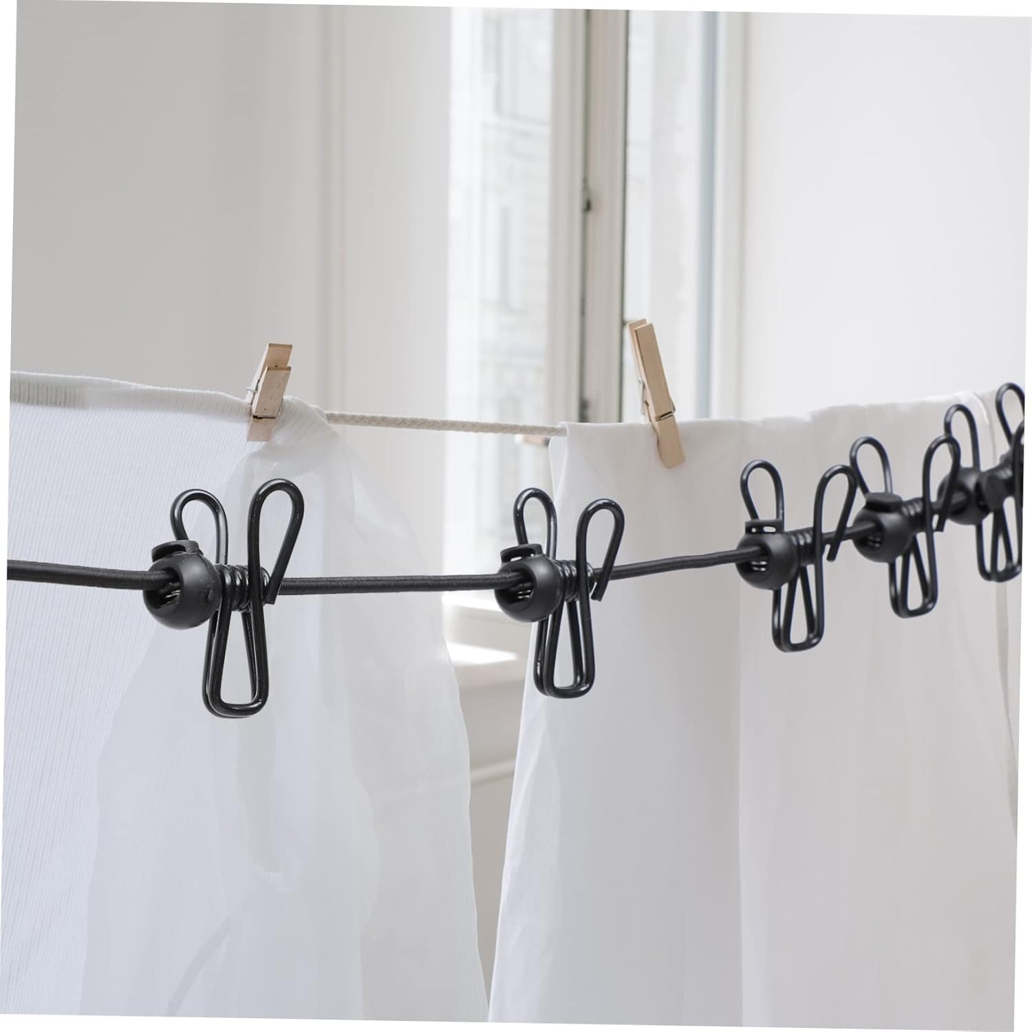 Franghie elastică retractabilă pentru uscarea rufelor, cu accesorii de agatat